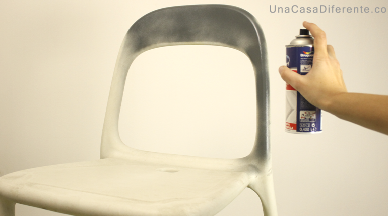 Como-pintar-sillas-de-plástico-con-pintura-spray